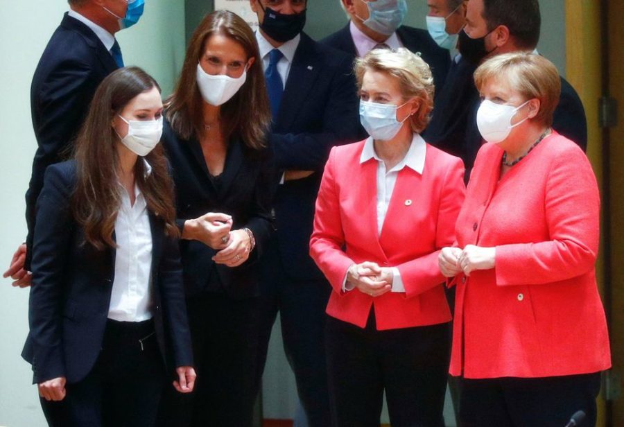 La Première ministre de la Finlande Sanna Marin, celle de la Belgique Sophie Wilmes, la Présidente de la Commission européenne Ursula von der Leyen et la Chancelière allemande Angela Merkel lors d'un sommet le 17 juillet 2020
Crédit Photo François Lenoir. AFP