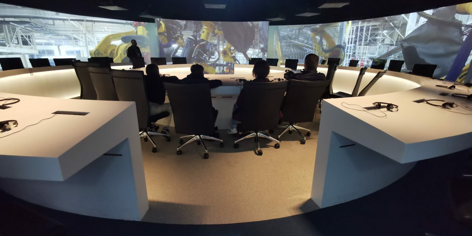 l'Organisation des Jeunes pour l'Union Européenne et Africaine ( JEUNES UE-UA )