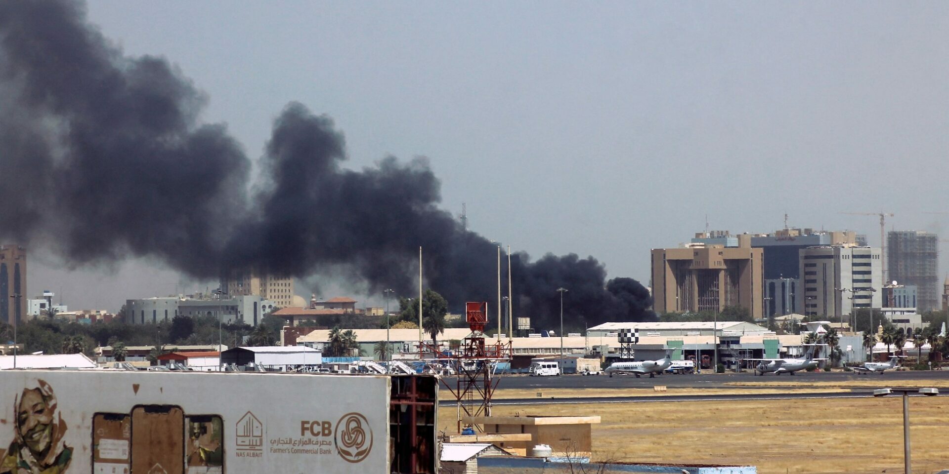 La situation qui prévaut depuis 5 jours au Soudan, inquiète au plus haut niveau l' Organisation des Jeunes pour L'Union Européenne et Africaine Selon des sources concordantes, des violents affrontements opposent les Forces armées gouvernementales du Soudant, menées sous les ordres du général Abdel Fattah Abdelrahmane al-Burhan aux Forces de soutien rapide (FSR) du général Mohammed Hamdan Dogolo. L'OJUEA appelle les chancelleries occidentales et africaines présentes à Khartoum, à redoubler d'efforts pour faire respecter le cessé le feu, qui avait déjà été obtenu hier mardi 18 avril. Conscient de l'attention que l'Union Africaine African Union accorde à la sensibilité de ces affrontements, l'OJUEA exhorte l'Union Africaine African Union et l'ONU United Nations à intensifier leurs diplomaties afin de créer un couloir humanitaire pour la protection des civils. Conformément à l'Agenda 2063 de l'Union Africaine, l'OJUEA veut rappeler aux différents états Membres, leur engagement de faire taire les armes en Afrique d'ici 2030. L' Organisation des Jeunes pour L'Union Européenne et Africaine apporte son soutien moral aux familles des 200 victimes comptabilisées depuis le début de ces affrontements.