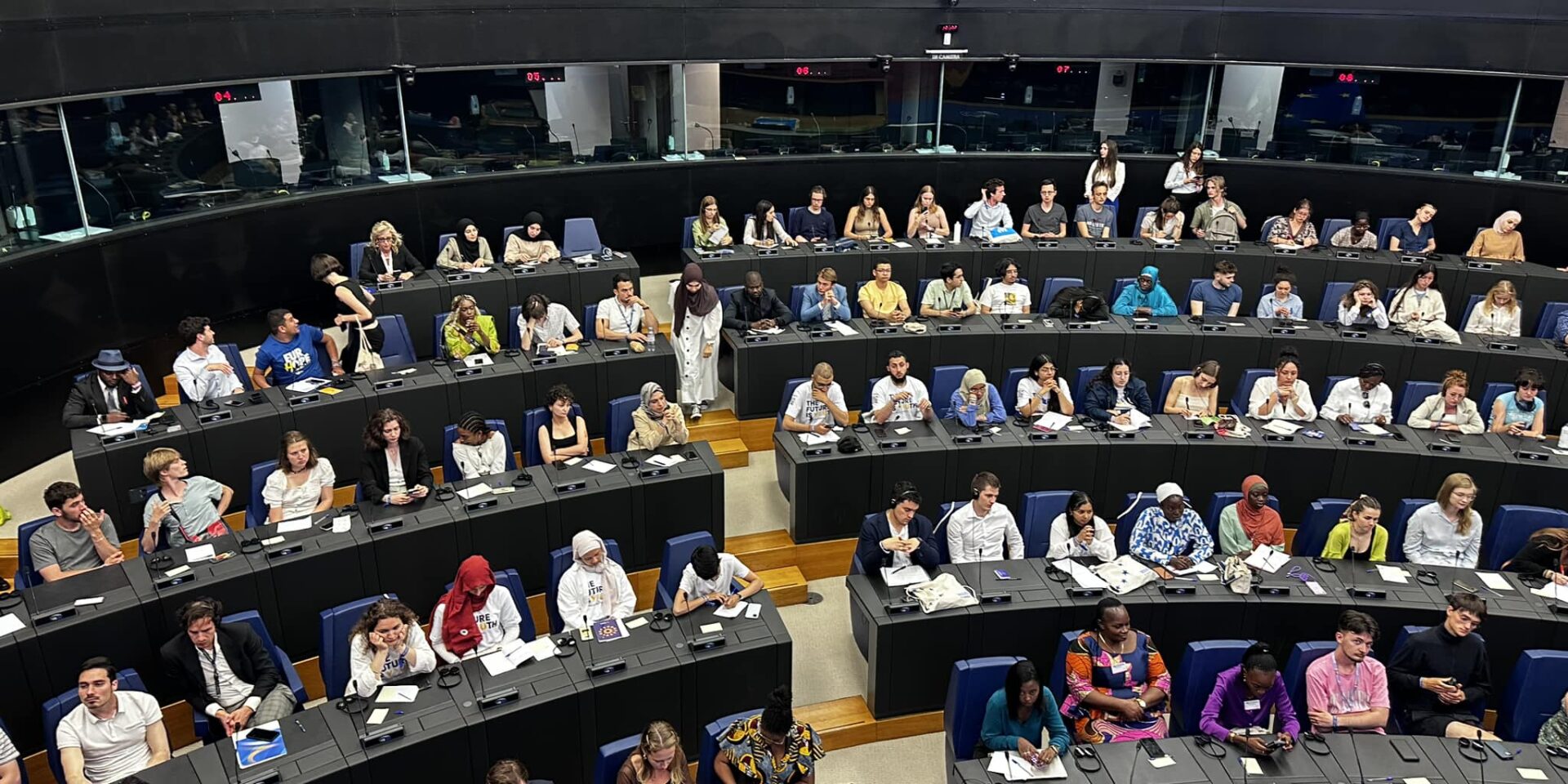 Monsieur Fayz Marz, Président de Fayz Marz Association remet un certificat d'honneur à Monsieur Gabriel MVOGO - Certificat d'honneur en faveur de la Paix et de l'amitié entre les peuples.